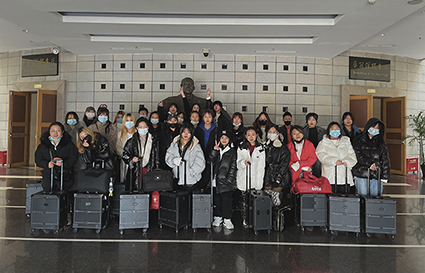 提升本領，追逐夢想——國際化妝班學員助妝東北大學校園晚會