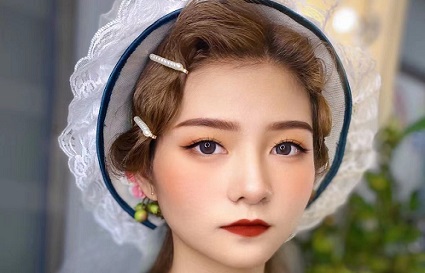 腮紅怎么打顯臉小_沈陽化妝學校