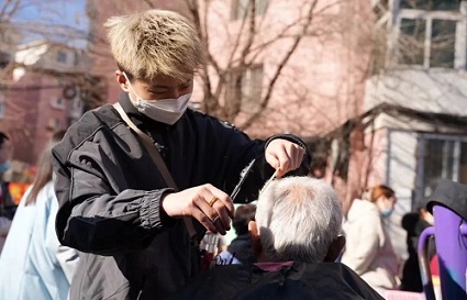 “情暖鄰里，愛(ài)心義剪，公益修眉”統(tǒng)麗沈陽(yáng)美發(fā)學(xué)校