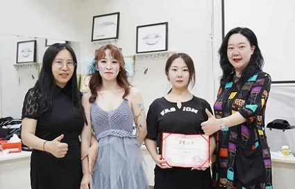 【統(tǒng)麗學(xué)?！扒舜髸?huì)”創(chuàng)意妝容預(yù)選賽】夏日來(lái)臨，整“妝”待發(fā)！請(qǐng)你來(lái)做評(píng)委！