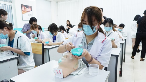 沈陽美容培訓(xùn)班一般要多少錢_美容學(xué)校學(xué)費是多少