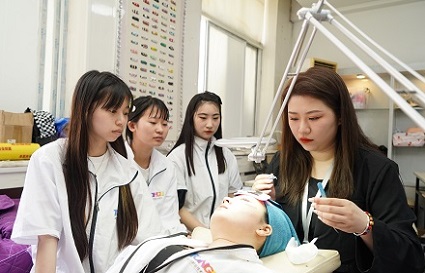 沈陽哪里有美甲美睫學(xué)校？推薦統(tǒng)麗職業(yè)技術(shù)學(xué)校