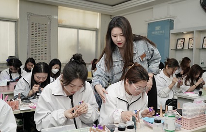 美甲要學(xué)什么？涂甲油嗎？學(xué)多久 沈陽美甲學(xué)校解析