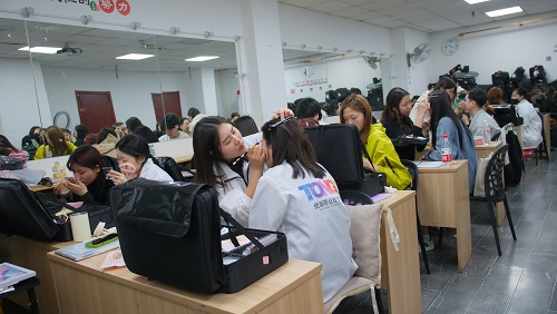 學(xué)化妝多長時(shí)間