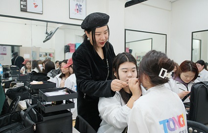 美容和化妝哪個更吃香？