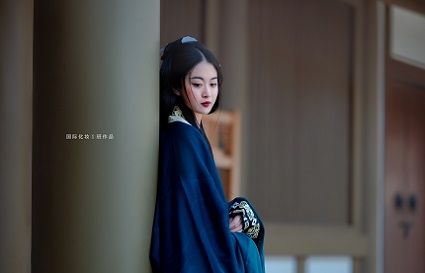 著一襲戰(zhàn)國袍 回望千古歷史的蒼涼 仿佛自己穿越千年化妝作品展示