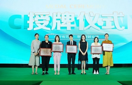 遼寧廣播電視臺【尋找逆齡女神】活動新聞發(fā)布會圓滿落幕，統(tǒng)麗學(xué)校郭校長到現(xiàn)場授牌！