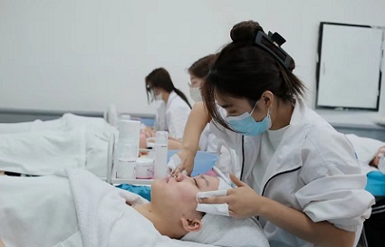 沈陽美容學(xué)校：皮膚越來越黑？快看你是不是這樣做了