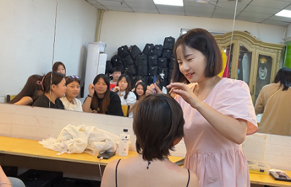 小白學(xué)化妝怎么開始 學(xué)化妝有必要去學(xué)校學(xué)嗎?沈陽化妝學(xué)校解析	