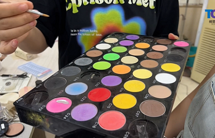 進(jìn)劇組做化妝要學(xué)什么課程呢？沈陽(yáng)化妝培訓(xùn)班