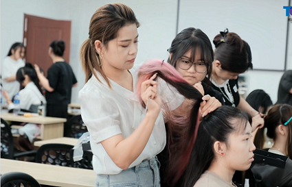 高級(jí)化妝師學(xué)費(fèi)貴嗎？沈陽(yáng)化妝學(xué)校