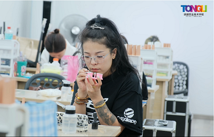 美甲師如何快速成長(zhǎng)？沈陽(yáng)美甲學(xué)校