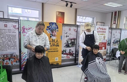 統(tǒng)麗學(xué)生走進(jìn)正義社區(qū)，免費(fèi)理發(fā)傳溫暖