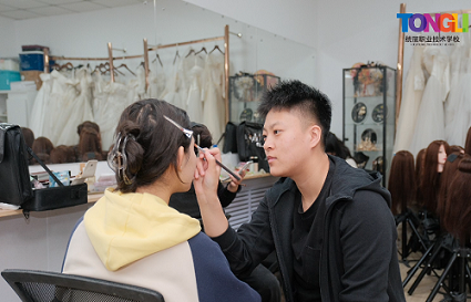 沈陽化妝學校：學化妝賺錢嗎？