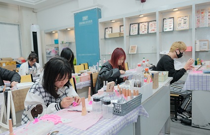 沈陽(yáng)美甲師培訓(xùn)學(xué)校：美甲師必備的專業(yè)知識(shí)