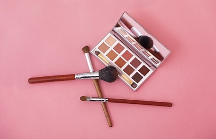 學(xué)化妝為什么要選擇線下化妝學(xué)校？