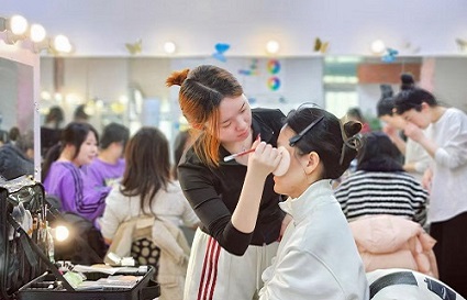 沈陽(yáng)化妝學(xué)校：學(xué)化妝的用什么練手啊