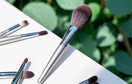 不同的美妝工具該如何清洗_沈陽化妝學(xué)校