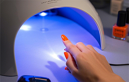 美甲照燈的前5s有刺痛感 正常嗎？