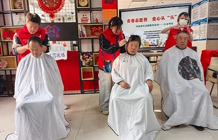 青春志愿剪 愛心從“頭”傳——渾南青年志愿服務(wù)活動(dòng)走進(jìn)文欣苑社區(qū)