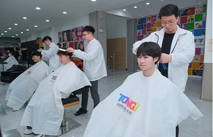 沈河區(qū)總工會(huì)攜手沈陽市統(tǒng)麗美容美發(fā)學(xué)校開展“愛‘新’義剪 工會(huì)有情”學(xué)雷鋒公益行動(dòng)