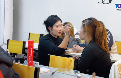 想學(xué)化妝怎么找學(xué)校 沈陽(yáng)化妝學(xué)校 