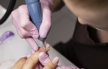 學(xué)美甲怎么學(xué)更快建議選擇美甲學(xué)校