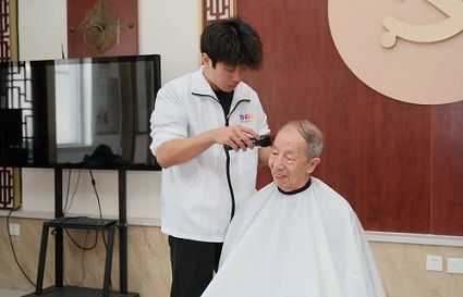 沈河區(qū)人社局第一黨支部聯(lián)合統(tǒng)麗職業(yè)技術(shù)學(xué)校開展免費(fèi)理發(fā)志愿服務(wù)活動(dòng)
