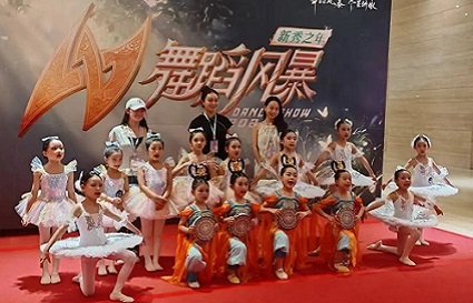 統(tǒng)麗化妝系學(xué)員《舞蹈風(fēng)暴》實(shí)習(xí)任務(wù)圓滿收官：以?shī)y容為筆，繪就童真舞臺(tái)高光
