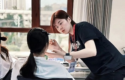 興城國際泳裝周收官！統(tǒng)麗化妝“小能手”后臺征戰(zhàn)，實力圈粉還賺金