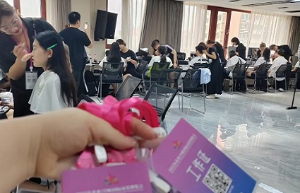 【沈陽特色勞務(wù)品牌統(tǒng)麗化妝學(xué)?！炕瘖y系外出實習(xí) “銀齡金?！?時裝展