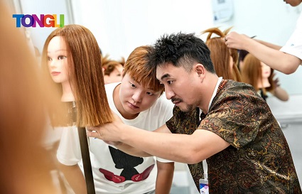 想學(xué)習(xí)美發(fā)？統(tǒng)麗美發(fā)學(xué)校很好