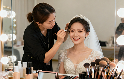 不用愁就業(yè)！沈陽化妝學校帶你解鎖化妝師高薪賽道