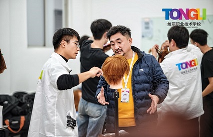 學(xué)美發(fā)怕理論多實(shí)操少？統(tǒng)麗美發(fā)學(xué)校 80% 實(shí)操課程