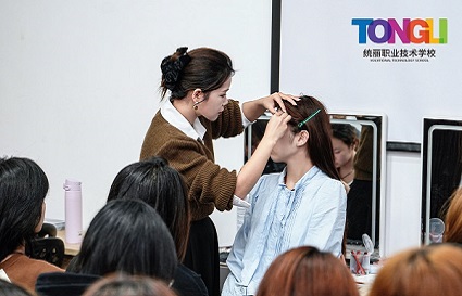 選擇化妝學校什么更重要？課程？學費？還是。。。