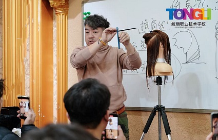 沈陽美發(fā)培訓(xùn)學(xué)校-統(tǒng)麗學(xué)校零基礎(chǔ)也能學(xué)美發(fā) 